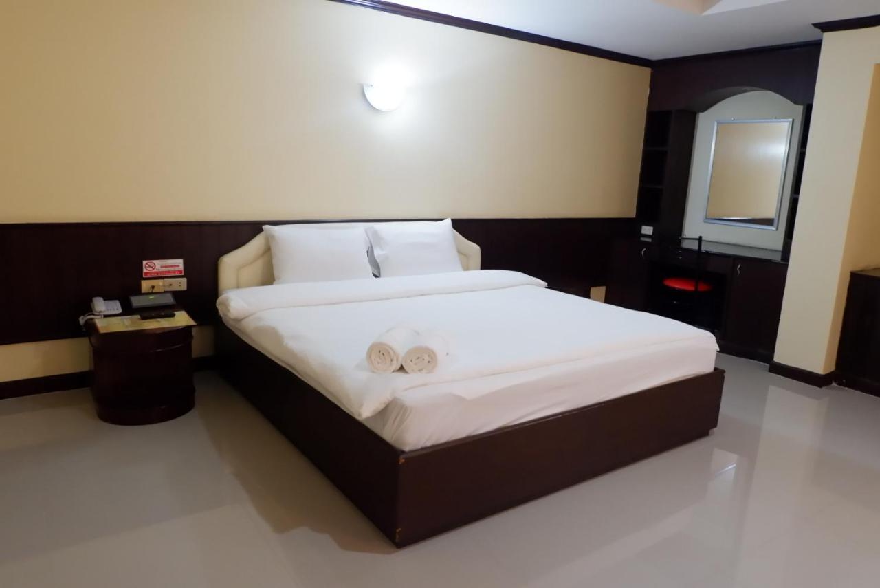 Auychai Grand Hotel Lang Suan Exteriör bild