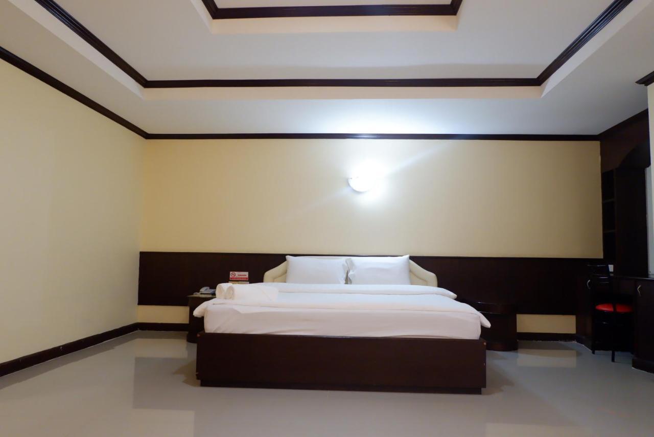 Auychai Grand Hotel Lang Suan Exteriör bild