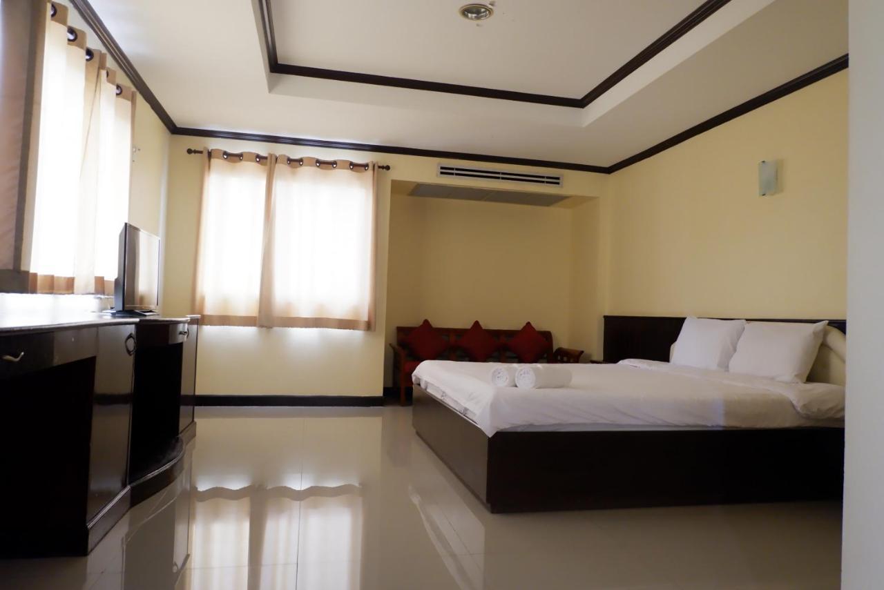 Auychai Grand Hotel Lang Suan Exteriör bild